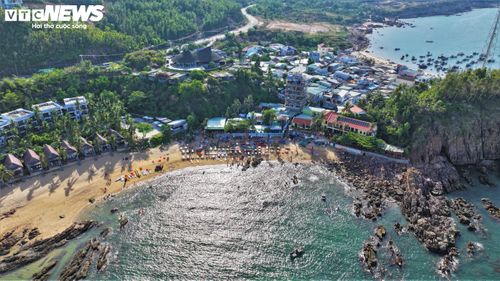 Sức hút lớn nhất của Bãi Xếp không chỉ đến từ cảnh sắc, mà từ chính "hơi thở" bình yên trong đời sống thường nhật của hàng trăm hộ dân bản địa suốt trăm năm qua. Cuộc sống của người dân ở đây chủ yếu gắn bó với biển cả. Ngoài đánh bắt hải sản, họ còn nuôi tôm, cá ở khu vực gần bờ và các hoạt động du lịch cộng đồng.