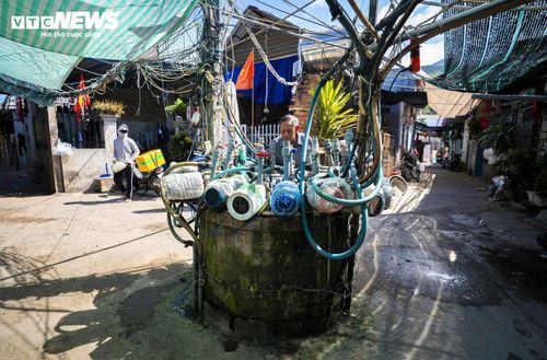 Di chuyển sâu vào làng chài Bãi Xếp là những con ngõ nhỏ quanh co, hẹp dẫn lối ra biển và những giếng nước ngọt dùng chung. Đây là nguồn cung cấp nước ăn uống, sinh hoạt hàng ngày cho hơn 200 hộ dân của làng chài.
