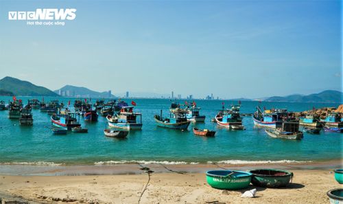 Làng chài Bãi Xếp thu hút du khách bằng vẻ đẹp tự nhiên, mộc mạc và nhịp sống bình lặng của một làng chài đúng nghĩa.