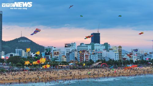 Bầu trời phố biển Quy Nhơn trở thành một bức tranh khổng lồ, sống động với hàng trăm cánh diều đủ kích cỡ, hình dáng và màu sắc.