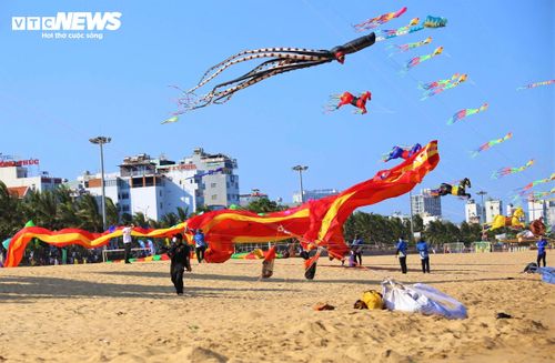 Từ những chú bạch tuộc khổng lồ, cá voi xanh lượn lờ giữa "biển trời" đến những cánh diều truyền thống mang đậm nét văn hóa Việt, tất cả đã tạo nên một màn trình diễn thị giác mãn nhãn thu hút du khách.