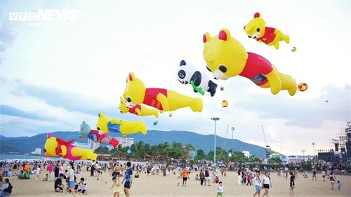 Hàng ngàn du khách và các em nhỏ đã vây kín không gian bãi biển để check-in, ngắm nhìn những con diều no gió bay lượn trên bầu trời Quy Nhơn rực nắng.
