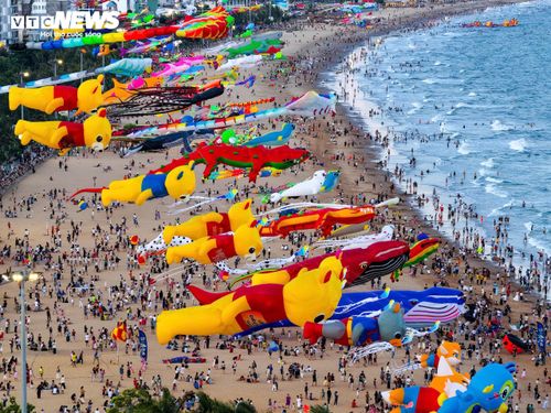 Được biết, Lễ hội Du lịch hè với chủ đề "Gia Lai chào hè năm 2026" đã chính thức khai mạc đêm 20,6 tại Quảng trường Nguyễn Tất Thành, phường Quy Nhơn.