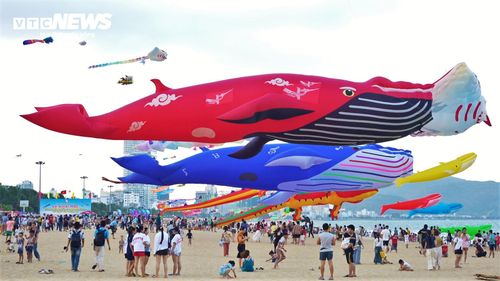 "Lần trước tôi vào Quy Nhơn là ngày thường nên tôi có những trải nghiệm yên bình, lần này lại đúng dịp Lễ hội hè 2026 đông vui, nhộn nhịp khủng khiếp. Lần này gia đình mình trải nghiệm hết mình luôn, bõ công bay vào đây", chị Hà My cho biết.
