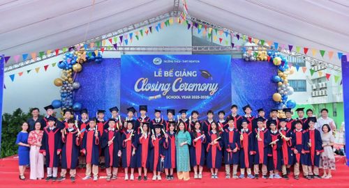 Cô, trò và đại diện phụ huynh lớp 9G0 Trường THCS-THPT Newton, lớp học có 3 thủ khoa. Ảnh: NT