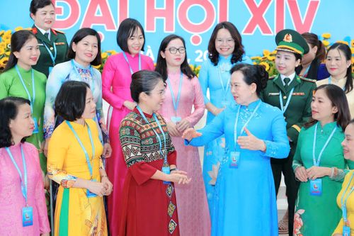 Chủ tịch Trung ương Hội LHPN Việt Nam Lê Thị Thủy cùng các cán bộ, hội viên. Ảnh: Hoàng Toàn