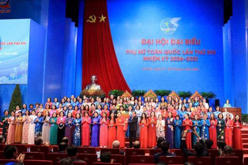 Chủ tịch Quốc hội Trần Thanh Mẫn thay mặt lãnh đạo Đảng và Nhà nước, tặng hoa chúc mừng Ban Chấp hành Trung ương Hội Liên hiệp phụ nữ Việt Nam khóa XIV, nhiệm kỳ 2026-2031. Ảnh: Tuấn Anh
