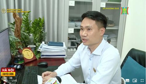Ông Phùng Đức Long, chuyên viên Phòng Kinh tế xã Phượng Dực trao đổi với phóng viên Cơ quan Báo và Phát thanh, Truyền hình Hà Nội.