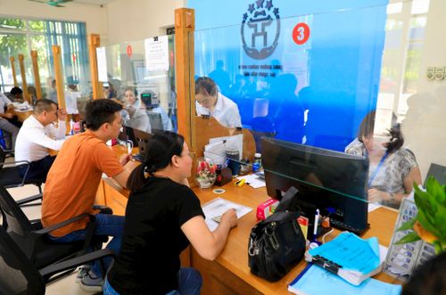Giải quyết thủ tục hành chính cho người dân tại xã Quang Minh. Ảnh: Quang Thái