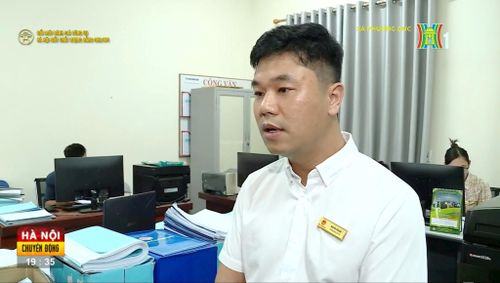 Trưởng phòng Kinh tế xã Phượng Dực Nguyễn Tiến Đạt trao đổi với phóng viên Cơ quan Báo và Phát thanh, Truyền hình Hà Nội.