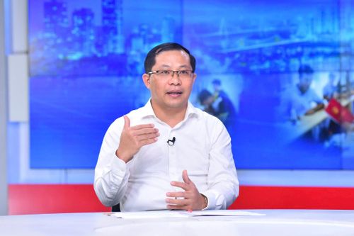 TS Đoàn Văn Tình trả lời tại Trường quay S1. Ảnh: Phan Anh