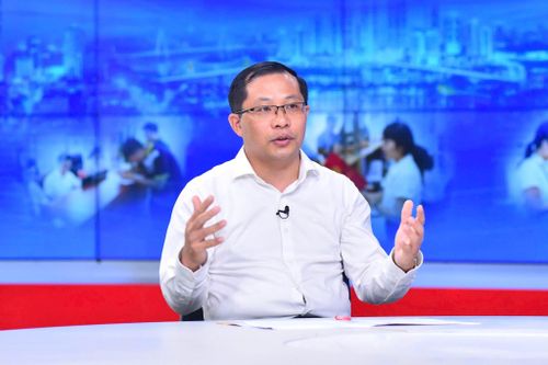 Tiến sĩ Đoàn Văn Tình trao đổi tại chương trình. Ảnh: Phan Anh