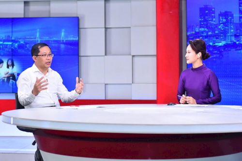 Tiến sĩ Đoàn Văn Tình trao đổi tại chương trình. Ảnh: Phan Anh