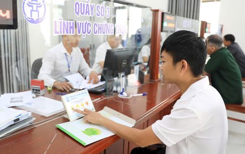 Hỗ trợ người dân giải quyết thủ tục hành chính trực tuyến tại Điểm Phục vụ hành chính công xã Ứng Hòa. Ảnh: Quang Thái