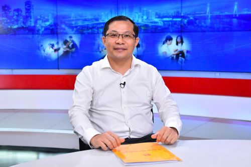 Tiến sĩ Đoàn Văn Tình trao đổi tại chương trình. Ảnh: Phan Anh