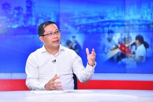 Tiến sĩ Đoàn Văn Tình - Phó Trưởng khoa Quản trị nhân lực, Học viện Hành chính và Quản trị công trao đổi tại chương trình. Ảnh: Phan Anh