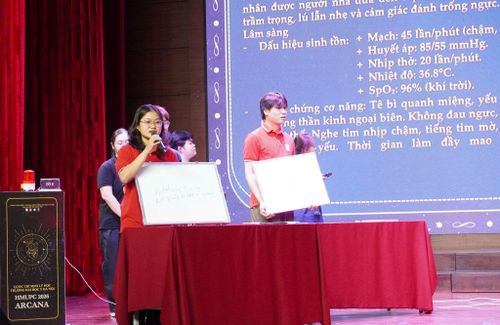Sinh viên tham gia sân chơi học thuật có cách tiếp cận mới về môn Sinh lý học. Ảnh: Bình Minh.