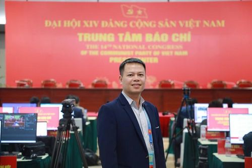 Nhà báo Lê Bảo - Báo Sức khỏe và Đời sống tác nghiệp tại Đại hội đại biểu toàn quốc lần thứ XIVcủa Đảng.