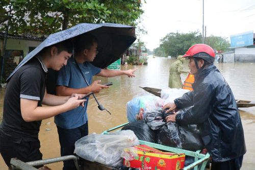 Trong thiên tai, những người làm báo không chỉ đối mặt với khó khăn nghề nghiệp mà còn chứng kiến vô vàn câu chuyện thấm đẫm tình người.