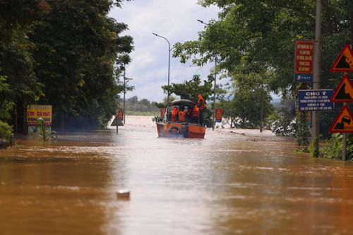 Lực lượng chức năng dùng ca nô di chuyển trên Quốc lộ 7 đoạn qua khu vực Eo Vực Bồng, xã Con Cuông, khi tuyến đường bị nước lũ nhấn chìm, chia cắt hoàn toàn giao thông lên các huyện miền Tây Nghệ An.