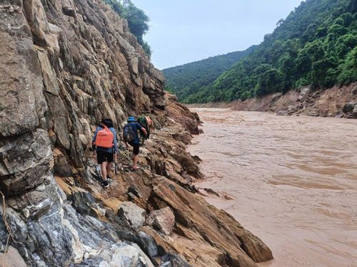Cán bộ xã gùi gạo, mì tôm đi bộ hàng chục cây số vào cứu trợ dân bản.