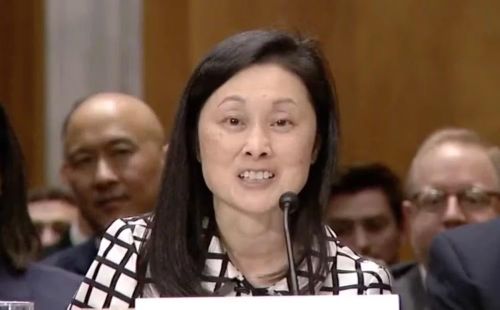 Bà Jennifer Wicks McNamara bắt đầu sự nghiệp trong chính phủ với công việc thuộc lực lượng Lục quân Mỹ tại Hàn Quốc. Sau đó, bà đảm nhiệm nhiều vị trí lãnh đạo trong Lục quân Mỹ tại Hawaii và Virginia.