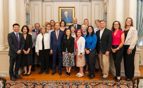Bà Jennifer Wicks McNamara có bằng thạc sĩ Khoa học về Chiến lược An ninh Quốc gia của Đại học Chiến tranh Mỹ và bằng thạc sĩ Quản trị Công của Đại học Mỹ.