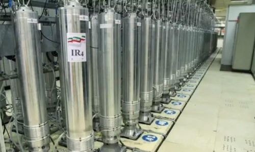 Tehran cho rằng họ có quyền phát triển công nghệ hạt nhân vì mục đích hòa bình theo quy định của Hiệp ước Không phổ biến vũ khí hạt nhân (NPT), trong đó cho phép các quốc gia thành viên nghiên cứu và sử dụng năng lượng hạt nhân dưới sự giám sát quốc tế.