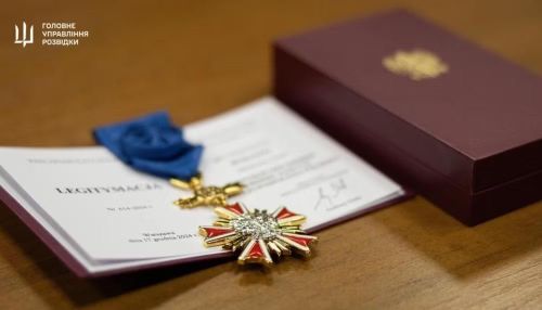 Nhà lãnh đạo Ukraine đăng kèm hình ảnh huân chương cùng giấy chứng nhận được đóng gói cẩn thận để gửi đến văn phòng Tổng thống Ba Lan Karol Nawrocki.