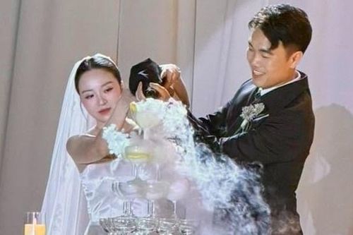 Tiền vệ Lương Xuân Trường tổ chức tiệc cưới cùng bà xã Nhuệ Giang vào tối 21/6 tại một khách sạn hạng sang ở Tây Hồ, Hà Nội. Hôn lễ nhanh chóng thu hút sự quan tâm của người hâm mộ bởi sự xuất hiện của nhiều gương mặt nổi tiếng trong làng bóng đá Việt Nam. Ảnh: Dương Trọng Quý/Facebook.