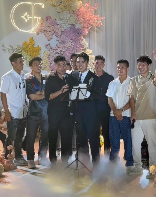 Các cầu thủ Đức Huy, Văn Thanh, Văn Toàn, Quang Hải, Quế Ngọc Hải... lên sân khấu phát biểu và hát chúc mừng Xuân Trường. Ảnh: Nguyễn Huyền Trang/Facebook.