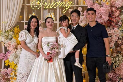 Bên cạnh bầu Đức, hôn lễ còn có sự góp mặt của nhiều tuyển thủ quốc gia như Nguyễn Công Phượng, Nguyễn Tuấn Anh, Đỗ Duy Mạnh, Nguyễn Quang Hải cùng nhiều đồng đội thân thiết khác. Đây đều là những người đã đồng hành với Xuân Trường trong màu áo U19 Việt Nam, U23 Việt Nam và đội tuyển quốc gia. "Hạnh phúc trăm năm anh chị nha", Duy Mạnh viết trên trang cá nhân. Ảnh: Đỗ Duy Mạnh/Facebook.