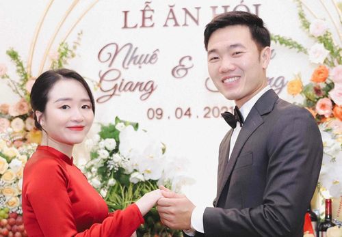 Xuân Trường và Nhuệ Giang là một trong những cặp đôi kín tiếng của làng bóng đá Việt Nam. Trước đó, cặp đôi đã làm lễ ăn hỏi vào ngày 9/4/2021. Ảnh: luongxuantruong_/Instagram.