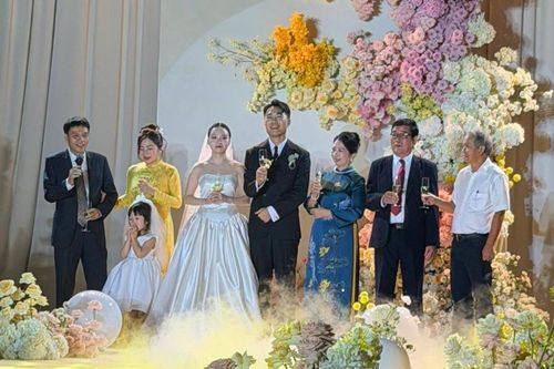 Ông Đoàn Nguyên Đức (hay được gọi là bầu Đức) có mặt từ sớm để chung vui với học trò cũ. Hình ảnh ông đứng cạnh hai bên gia đình trong lễ nâng ly hợp cẩn. Bầu Đức được xem là một trong những người có ảnh hưởng lớn đến sự nghiệp của Xuân Trường. Tiền vệ sinh năm 1995 trưởng thành từ lò đào tạo Hoàng Anh Gia Lai. Anh là thành viên của thế hệ cầu thủ từng làm nên tên tuổi cho học viện HAGL Arsenal JMG. Ảnh: Dương Trọng Quý/Facebook.