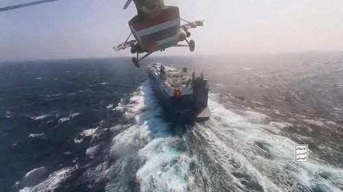 Trực thăng quân sự của lực lượng Houthi bay lượn trên tàu chở hàng Galaxy Leader ở Biển Đỏ. Ảnh: Reuters