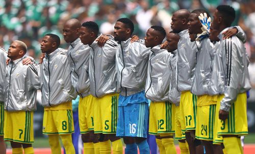  Trong chiếc áo khoác màu bạc, các cầu thủ Nam Phi như những phi hành gia. Thiết kế của adidas cho World Cup 2026 cũng có hệ thống làm mát Climacool nhằm hạ nhiệt độ cơ thể và tăng khả năng chịu nóng cho cầu thủ trong điều kiện thời tiết oi bức, ẩm ướt. 