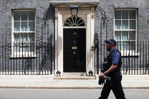  Bên ngoài số 10 phố Downing ở Westminster khi Thủ tướng Anh Keir Starmer tuyên bố sẽ chống lại bất kỳ thách thức nào sau chiến thắng áp đảo của Andy Burnham trong cuộc bầu cử bổ sung tại Makerfield, London (Anh) ngày 21/6. Ảnh: Reuters. 