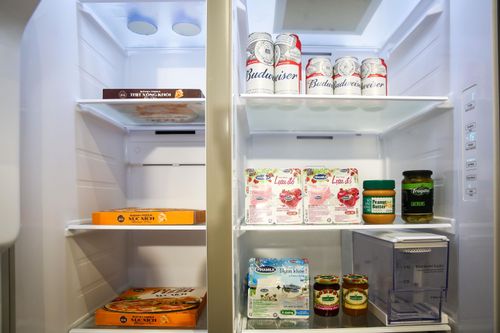 Cửa tủ lạnh hở khiến máy nén phải hoạt động nhiều hơn để duy trì độ lạnh. Ảnh: Liêu Lãm.