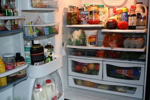  Nhồi nhét quá nhiều thực phẩm có thể khiến cửa tủ lạnh không đóng kín. Ảnh: Điện Máy Xanh. 