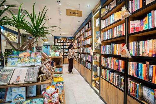 Đại diện đơn vị cho biết với một hiệu sách nằm trong khu đô thị, cách hoạt động và thói quen khách hàng cũng sẽ khác. "Khu đô thị là một cộng đồng. Sự giúp đỡ quảng bá lẫn nhau của các nhà hàng, cafe xung quanh là khăng khít hơn nhiều", đại diện nhà sách cho biết.