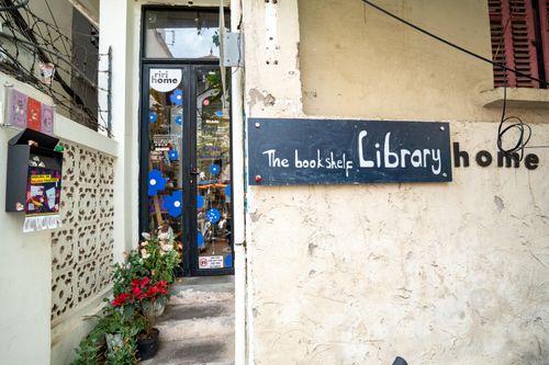 The Bookshelf Hanoi đang trở thành điểm đến quen thuộc của nhiều người yêu sách ngoại văn tại Hà Nội. Một bộ phận độc giả Việt Nam đang đọc khác đi, chủ động hơn, chọn lọc hơn, và gắn bó với việc đọc như một phần của đời sống tinh thần lâu dài. Cùng với sự thay đổi trong cách độc giả Việt Nam tiếp cận tri thức, những tiệm sách cũng đang có những hướng đi riêng trong việc tạo nên một cộng đồng đọc sách.