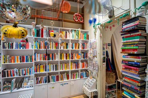 Đại diện tiệm sách cho biết nhiều độc giả quay lại không chỉ vì sách, mà vì cảm giác được “kết nối” thông qua những cuộc trò chuyện, những lời gợi ý đúng lúc, hay những buổi gặp gỡ “rất duyên” xoay quanh những con chữ. "Chúng tôi luôn tin rằng một tiệm sách, nếu đi đủ xa, sẽ dần trở thành một không gian văn hóa, nơi mọi người kết nối với nhau thông qua những ý tưởng", đại diện tiệm sách chia sẻ.