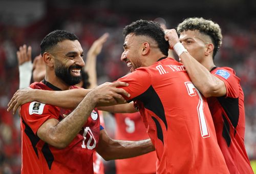 Niềm vui của tập thể Ai Cập sau khi vươn lên dẫn 2-1. Ảnh: Reuters.