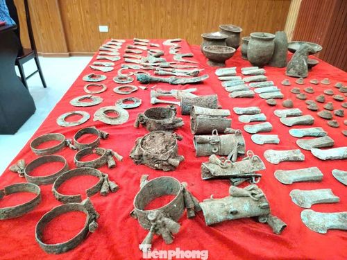  Việc phát hiện hơn 125 hiện vật Đông Sơn tại Nghệ An một lần nữa cho thấy sự phong phú của kho tàng di sản văn hóa trên vùng đất giàu truyền thống lịch sử. Mỗi hiện vật không chỉ là dấu tích của quá khứ mà còn là cầu nối đưa thế hệ hôm nay đến gần hơn với những giá trị văn hóa lâu đời của dân tộc. 