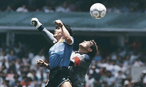 Bàn thắng bằng tay của Maradona vào lưới thủ môn Peter Shilton, trận gặp Anh ở World Cup 1986. Ảnh: Leon Yearwood.