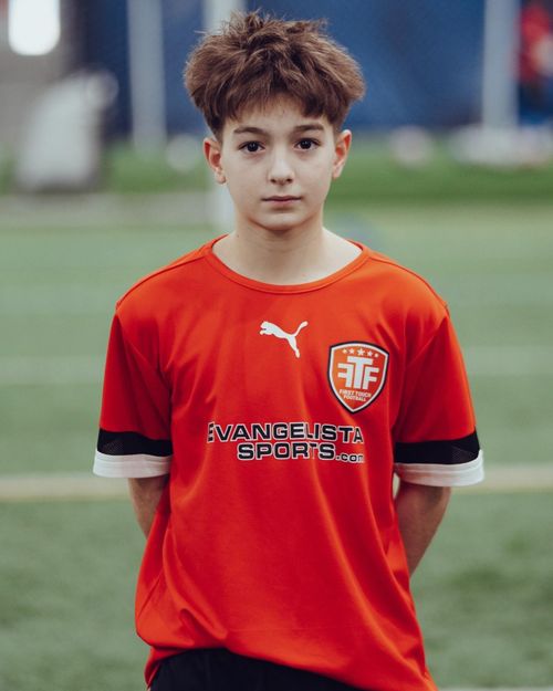  Morais được giới thiệu là một cầu thủ xuất sắc từ Học Viện bóng đá AK Soccer Academy Winnipeg (Canada). Để giành được cơ hội trở thành người mang bóng ra sân tại World Cup, thiếu niên 13 tuổi cũng phải vượt qua nhiều gương mặt trẻ tài năng khắp đất nước. Ảnh: Pioneers Futsal Club.