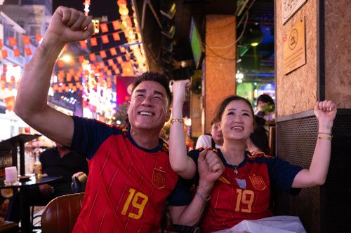  Cathy và Dennis xem bóng đá tại quán bar tại phố Bùi Viện, đêm 21/6. 