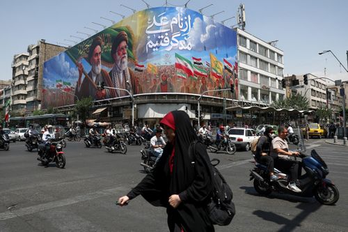 Phe ủng hộ phát triển kinh tế từng chịu cảnh yếu thế kéo dài ở Iran, cho mãi tới gần đây. Ảnh: Reuters.