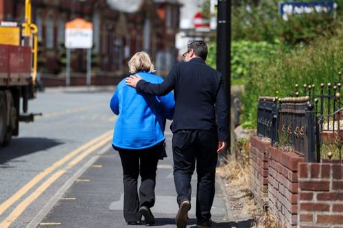 Ông Andy Burnham đi bộ và trò chuyện với một cư dân tại thị trấn Ashton-in-Makerfield, vùng Đại Manchester, Anh, trong tháng này. Ảnh: New York Times.
