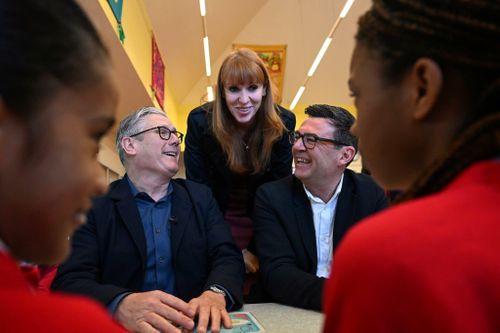 Thủ tướng Anh Keir Starmer (trái), cựu Phó thủ tướng Anh Angela Rayner (giữa) và ông Andy Burnham (phải) cùng tham gia một sự kiện hồi tháng 4. Ảnh: New York Times.